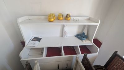 un bureau blanc surmonté d'une étagère