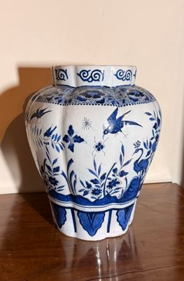 un vase bleu et blanc posé sur une table en bois