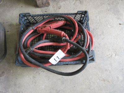 une caisse contenant tout un tas de tuyaux rouges et noirs