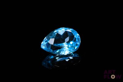 un diamant bleu sur fond noir
