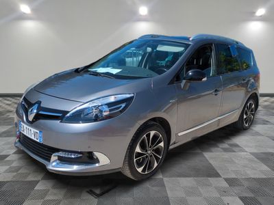 la voiture argentée est garée dans le garage sur un sol en damier