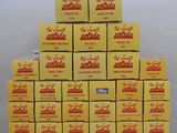 plusieurs cartons de sodas empilés les uns sur les autres sur une table