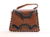un petit sac à main marron orné d'un motif noir et blanc