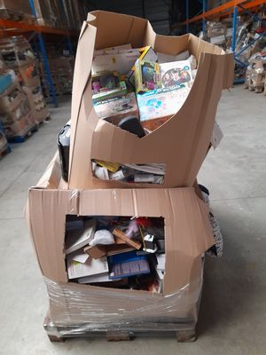 un chariot en carton contenant de nombreux articles dans un entrepôt