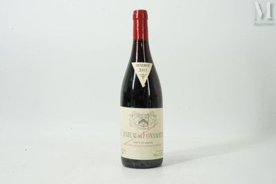 une bouteille de vin posée sur une table