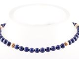 un gros plan d'un collier composé de perles bleues sur fond blanc