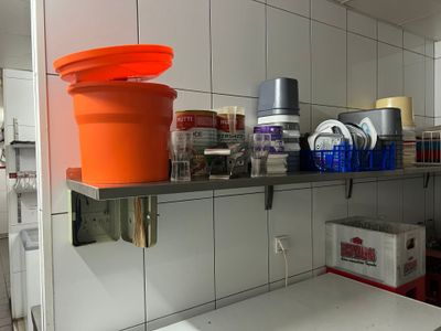 un grand seau orange posé sur une étagère dans une cuisine