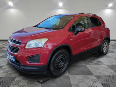 La Chevrolet Trax rouge est garée dans une grande pièce.