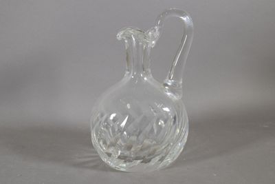un vase en verre transparent posé sur une table