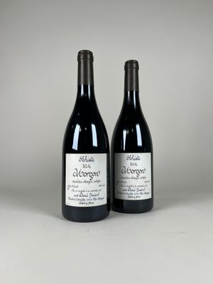 deux bouteilles de vin posées l'une à côté de l'autre sur une table