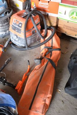 Il y a de nombreux types d'outils et de matériel dans ce garage