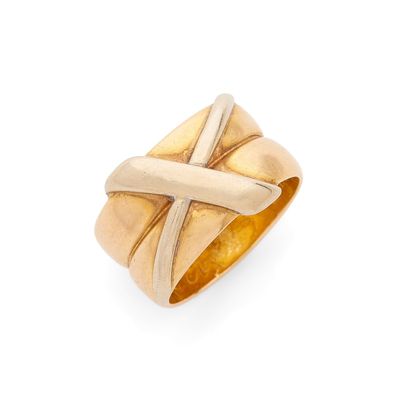 gros plan d'une bague en or sur fond blanc