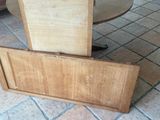 une table avec un plateau et un piètement en bois