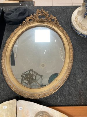 un miroir posé sur une table à côté d'un vase