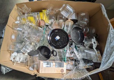 242 / 1 palette de 158 kg contenant : verre, poêle, ve…