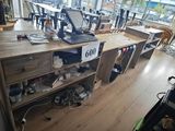 un bureau sur lequel est posé un ordinateur portable dans une pièce