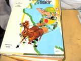 une pile de livres posée sur une table