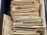 une boîte noire remplie d'une multitude de vieux papiers