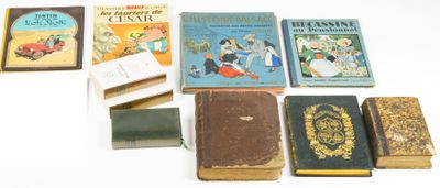 un grand nombre de livres posés sur une table