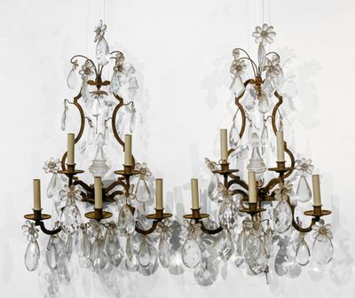 deux lustres suspendus au plafond dans une pièce blanche