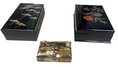 trois boîtes placées l'une à côté de l'autre sur une table