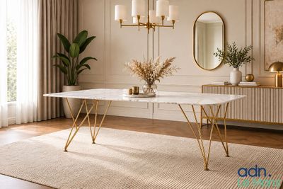une table blanche aux pieds dorés et un miroir accroché au mur