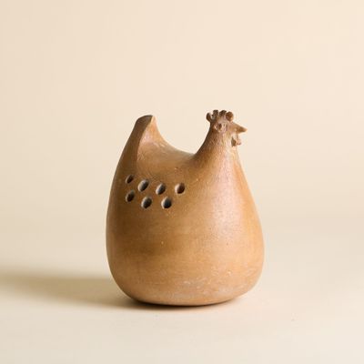 un petit vase marron orné d'un oiseau