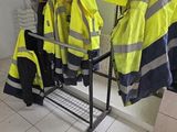 une étagère sur laquelle se trouvent plusieurs guêpes jaunes, dans une pièce