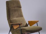 une image représentant une chaise avec une assise en bois et un siège marron