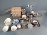 de nombreux types de plats et de tasses sur la table