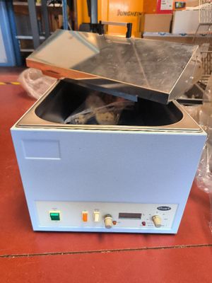 a machine that is sitting on a table in a room