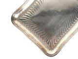 un plateau en argent orné d'un motif