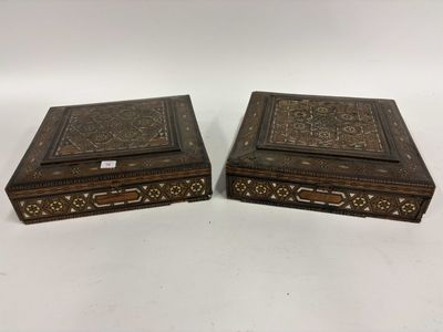 une paire de petites boîtes en bois ornées de motifs décoratifs