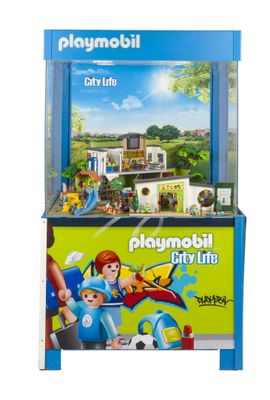 une vitrine Playmobil « City Life » avec une petite voiture