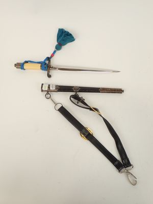 a couple of tools that are laying on a table