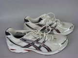 une paire de baskets blanches ornées de rayures noires et rouges