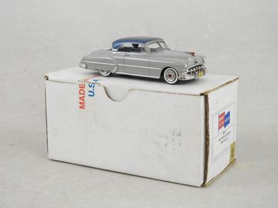 une petite voiture posée sur une boîte