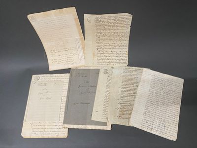 une pile de vieux papiers posée sur une table