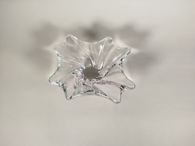 un gros plan d'une fleur en verre posée sur une table