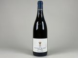 une bouteille de vin posée sur une table blanche