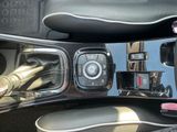 une photo du tableau de bord d'une voiture avec une télécommande