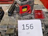 une photo d'une table sur laquelle sont posés des outils et une pancarte