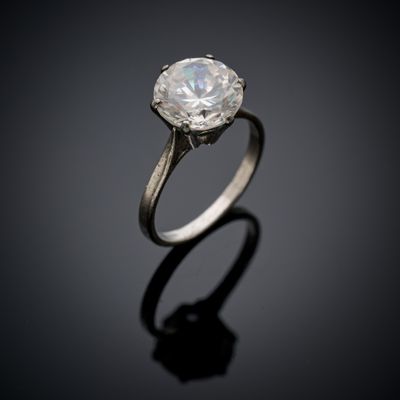 gros plan d'une bague en diamant sur une surface noire