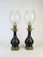 Paire de lampes à pétrole en verre peint noir à décor floral…