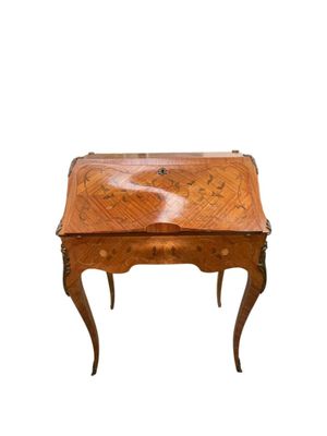 PETIT BUREAU DE PENTE MOUVEMENTE, en placage de bois de rose…