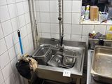 une cuisine équipée d'un évier et d'un miroir