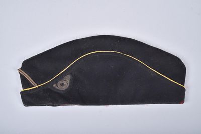 une image représentant un chapeau noir orné d'une bande jaune