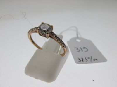 une bague sertie d'un diamant, avec son étiquette de prix
