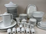beaucoup de vaisselle et de tasses blanches sur la table
