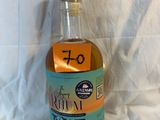 une bouteille de rhum posée sur une table